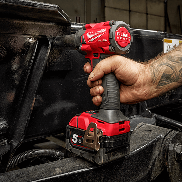 Desviación Increíble Rezumar Milwaukee M18 FUEL™ 1/2" Compact Impact Wrench with Friction Ring (Tool  Only) M18FIW2F12-0 | Milwaukee Tool Australia